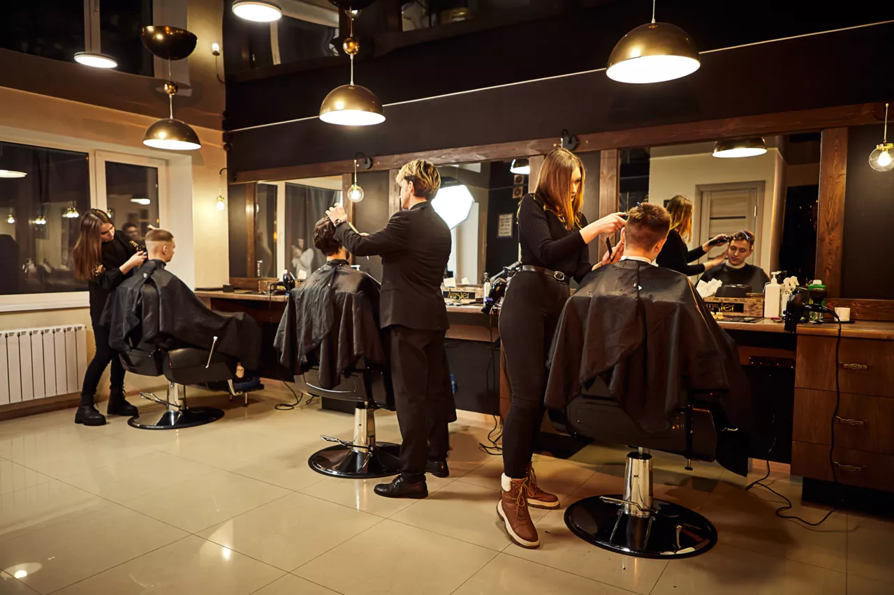 Coiffeuses travaillant dans un salon de coiffure moderne.