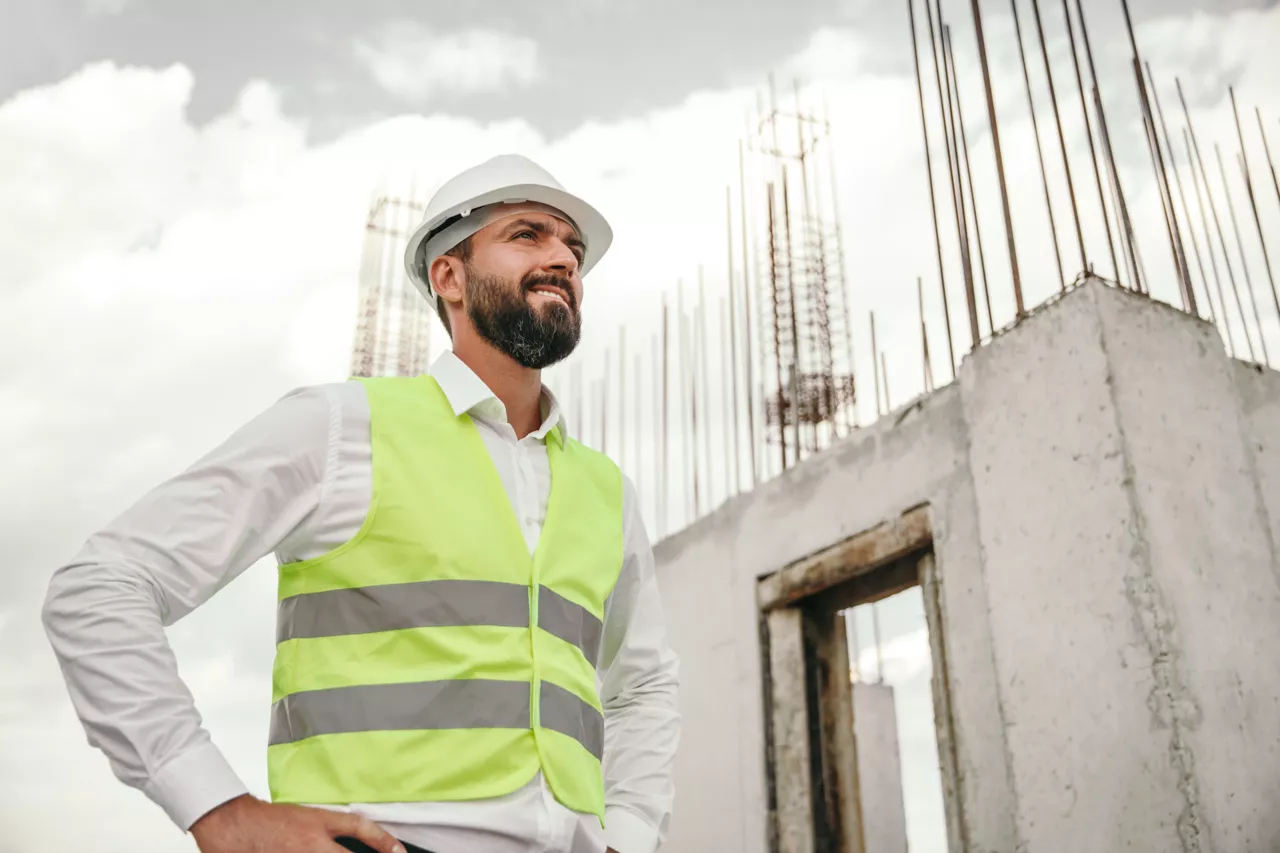 Ingénieur en gilet réfléchissant sur un chantier de construction.